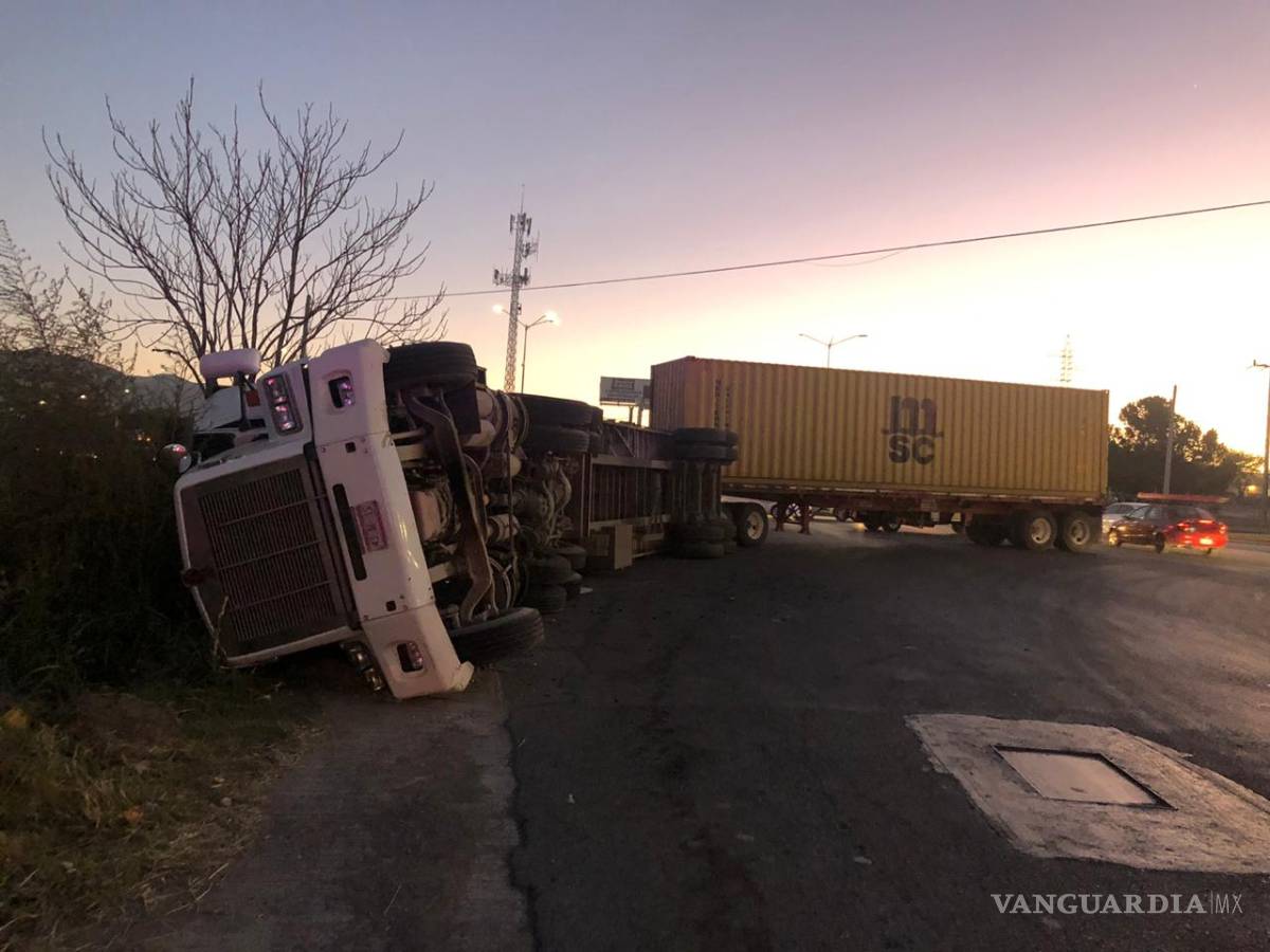 $!Tractocamión vuelca y cierra vialidad al noroeste de Saltillo