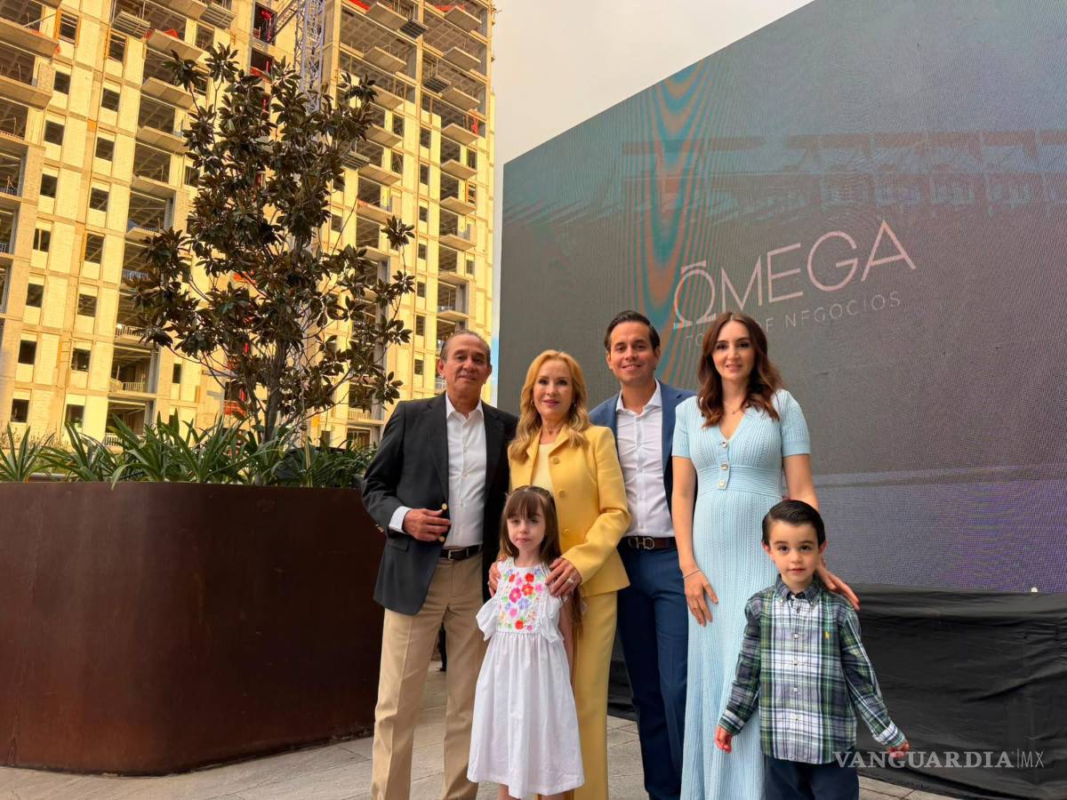 $!Humberto Elizalde González con su padre Humberto Elizalde Serrano, su madre, C.P. Yisely González Loya, su esposa, Carolina González, y sus dos hijos.