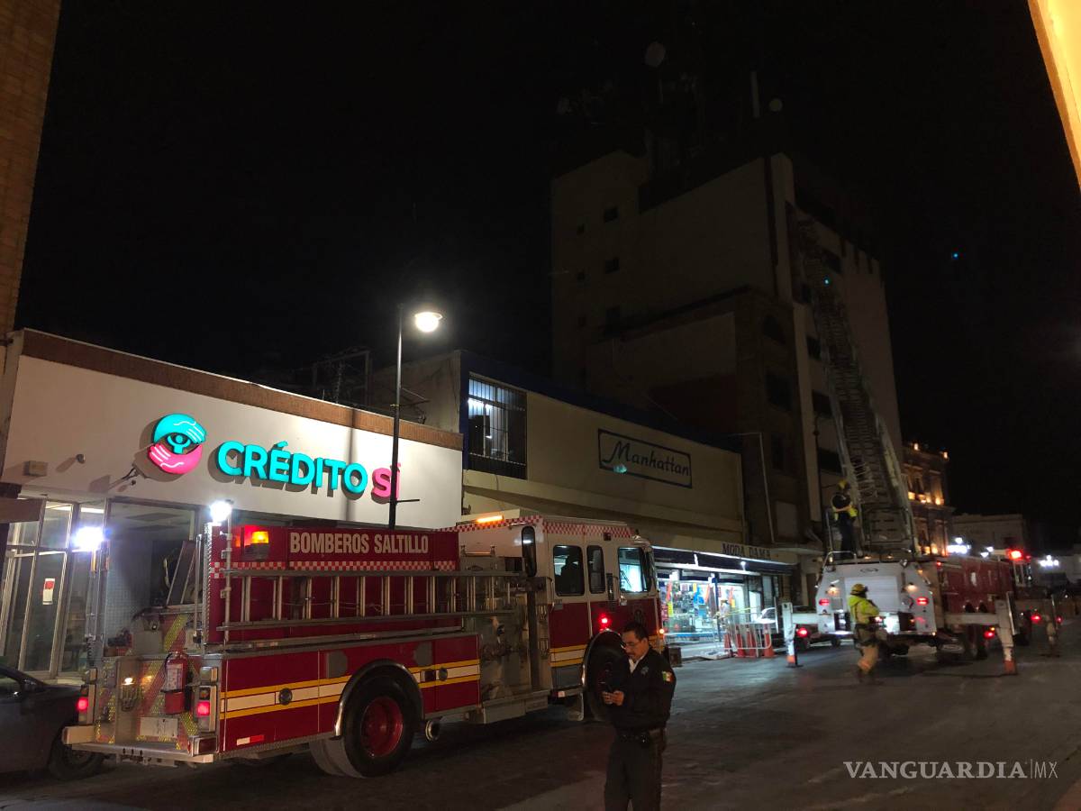 $!Fuertes vientos tumban parte de la fachada de un edificio en la zona Centro de Saltillo