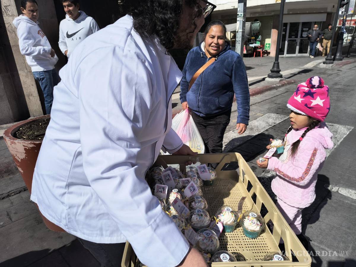 $!Pastelería La Salle, famosa por su calidad, celebró su aniversario con una original iniciativa: regalar cupcakes a los saltillenses en reconocimiento a su fidelidad.