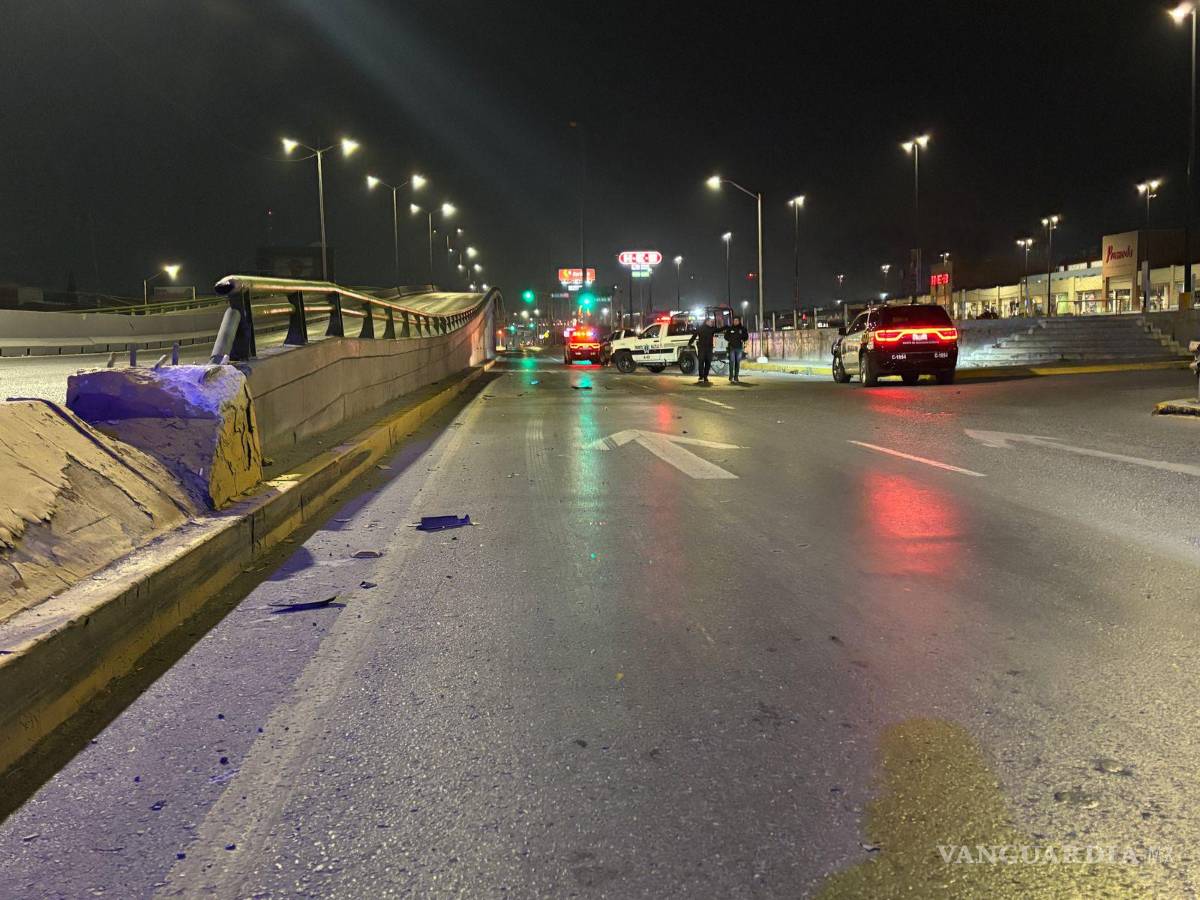 $!El joven fue proyectado a más de 100 metros tras el fuerte impacto, quedando atrapado entre los fierros retorcidos de su vehículo.