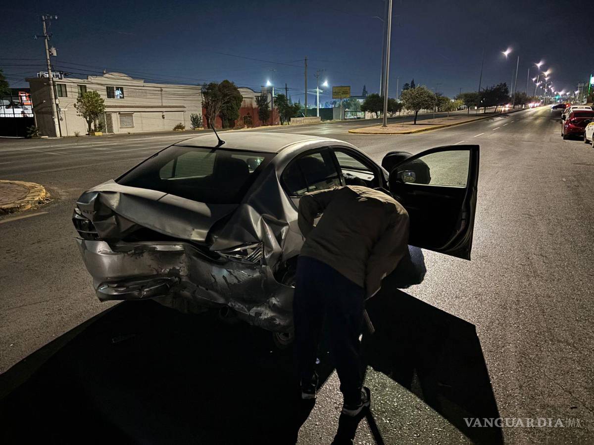 $!El Honda City fue proyectado varios metros por el impacto del vehículo que no frenó a tiempo.