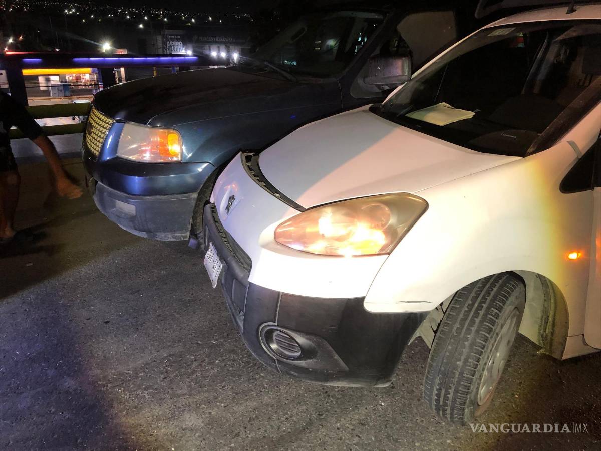 $!El accidente entre una vagoneta y una camioneta sobre el bulevar Fundadores provocó largas filas y cierre parcial de un carril.