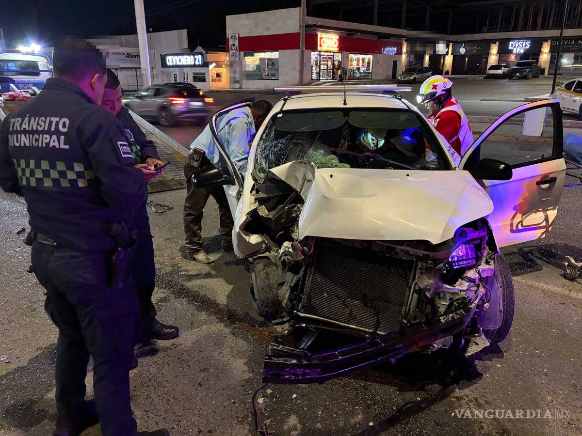 $!Elementos de Tránsito Municipal abanderaron la zona para garantizar la seguridad de los automovilistas mientras se realizaban las diligencias.