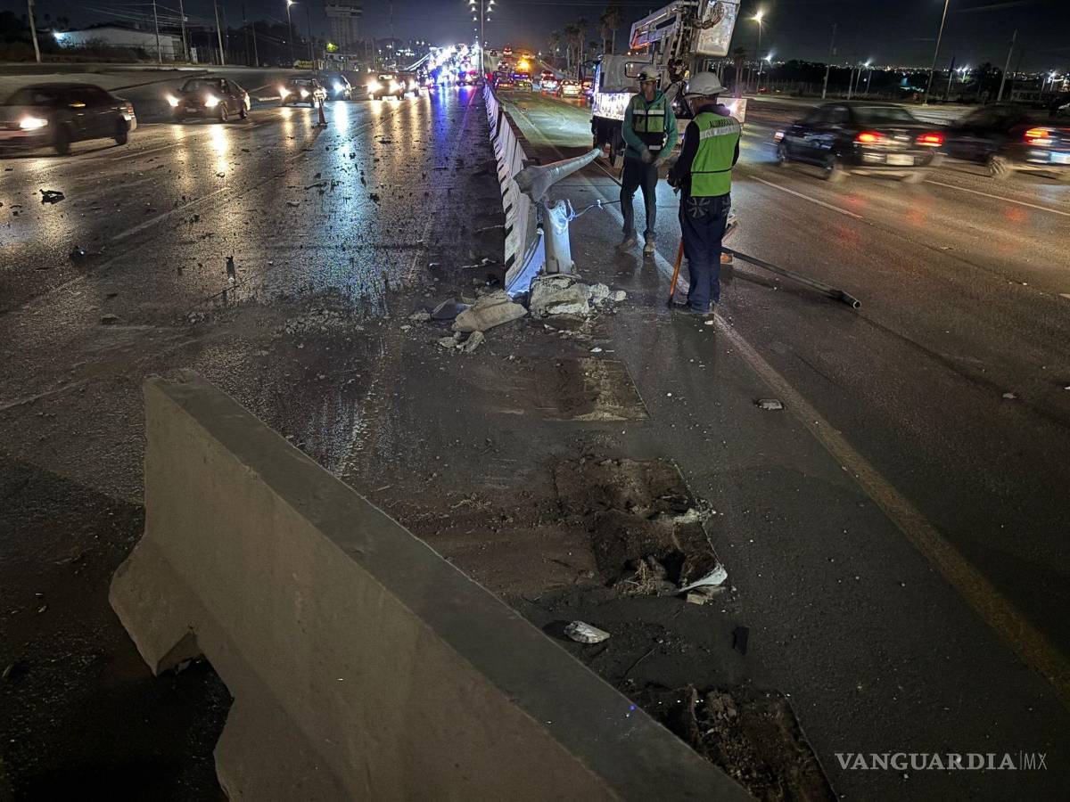 $!Elementos de la policía cerraron dos carriles de circulación mientras se retiraba la camioneta y se realizaban los trabajos de limpieza.