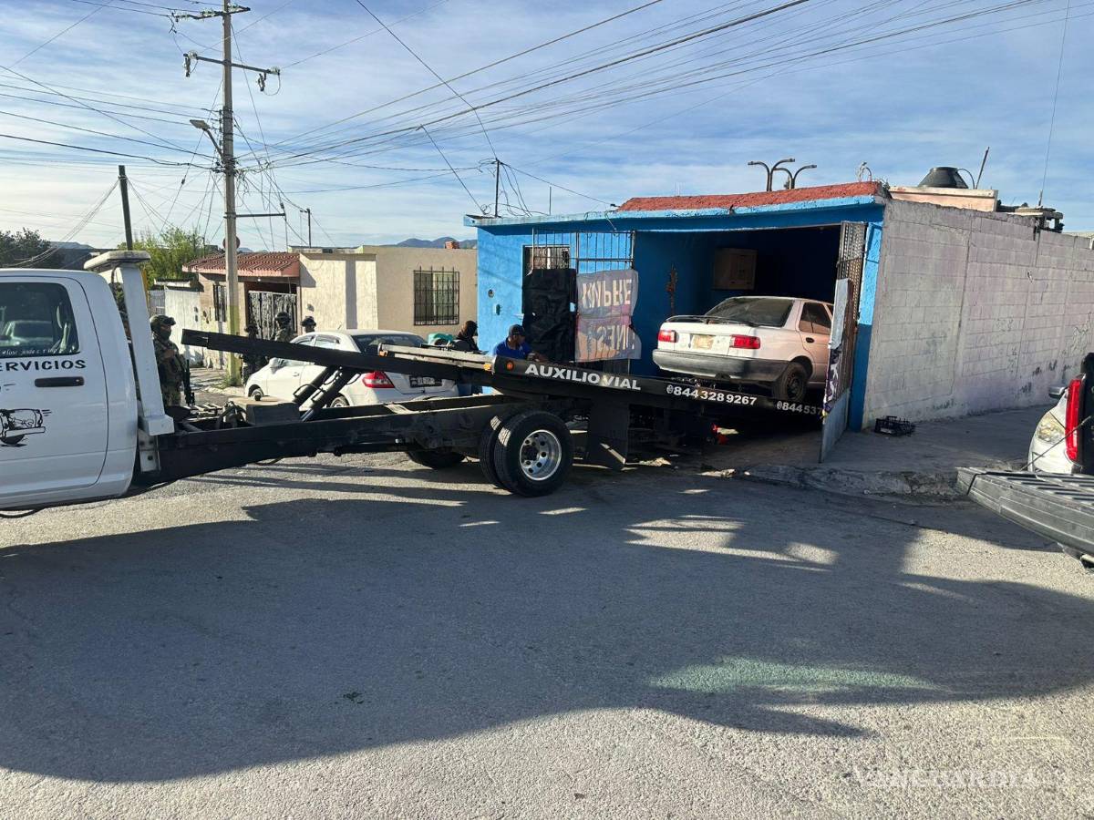 $!Elementos de seguridad aseguraron un Nissan Tsuru con reporte de robo durante un cateo en la colonia Nogales.