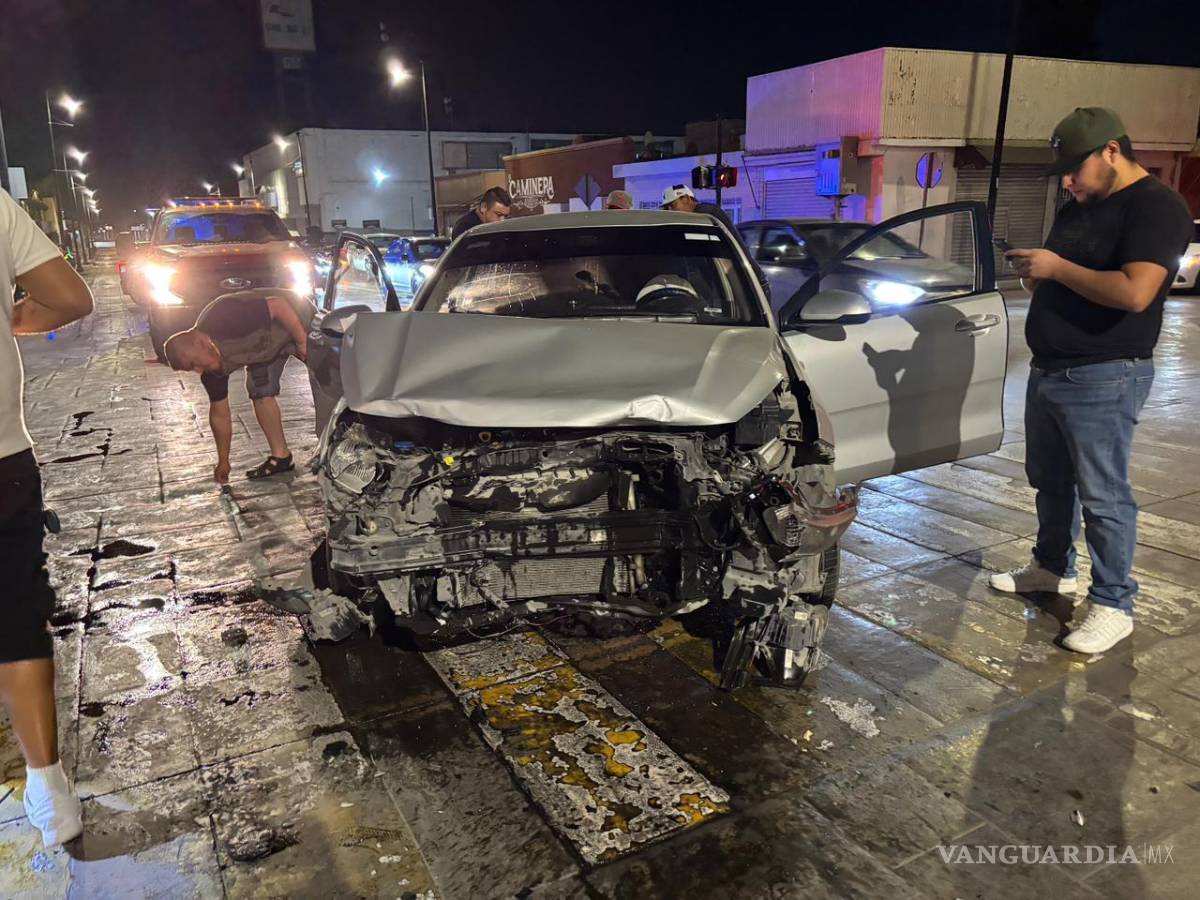 $!Elementos de Tránsito Municipal realizaron labores de peritaje en la zona del accidente, recabando testimonios de testigos que presenciaron el momento exacto de la colisión entre ambos automóviles.