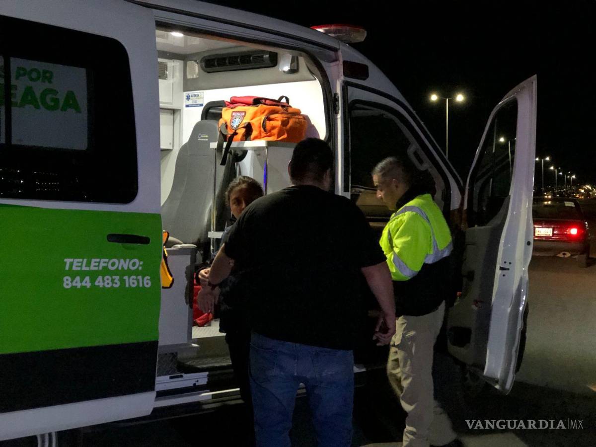 $!Pramédicos de Protección Civil evaluaron a los ocupantes de la camioneta Mazda, quienes no sufrieron lesiones graves.