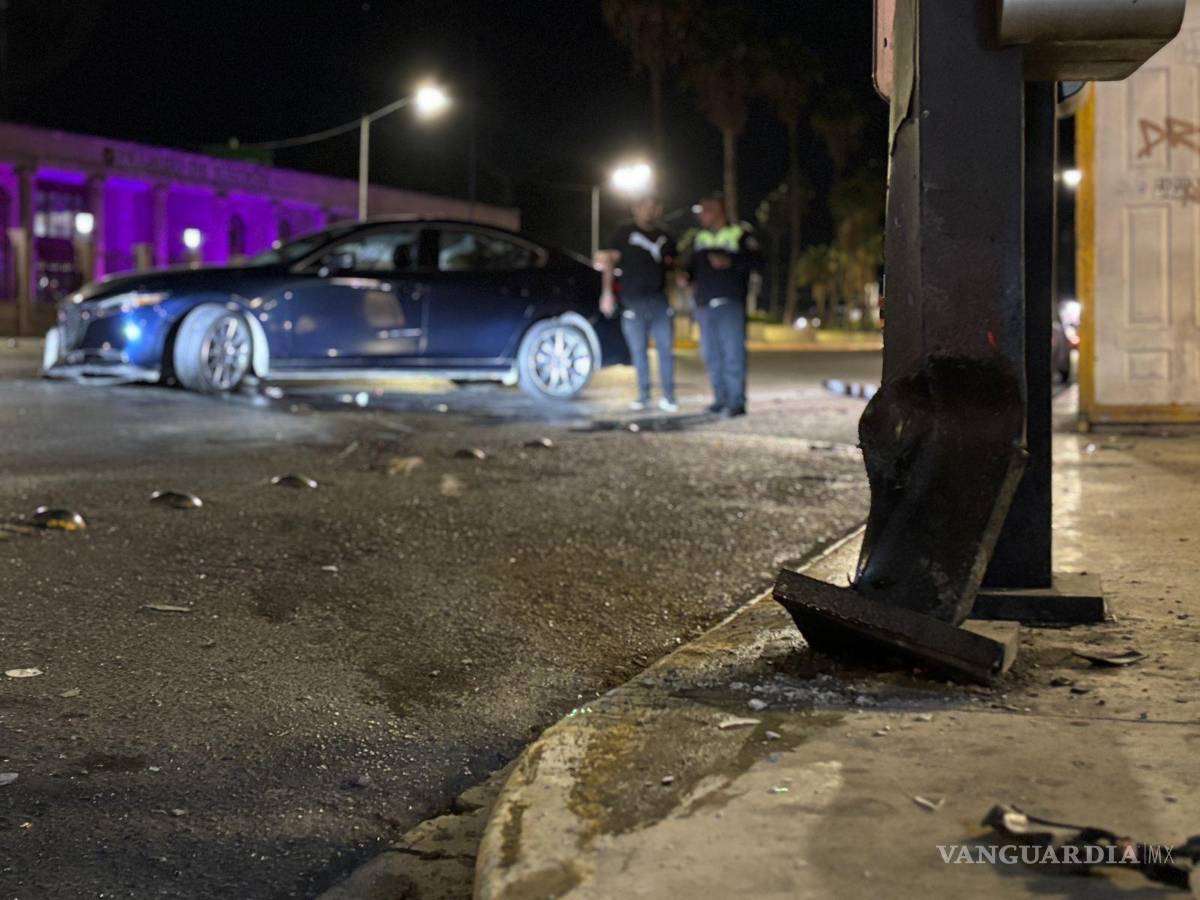 $!El conductor, en evidente estado de ebriedad, fue detenido sin sufrir lesiones.