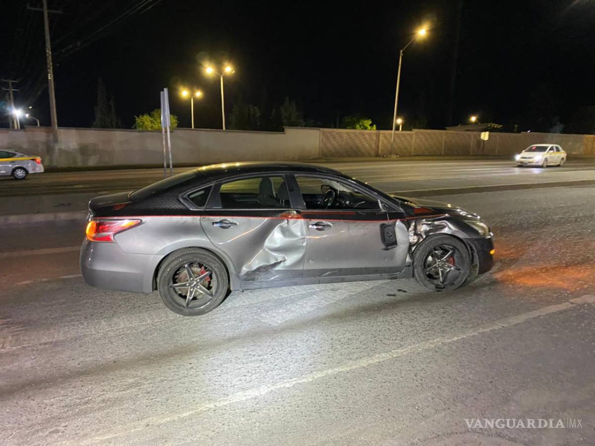 $!La motocicleta se impactó contra un Nissan Altima.