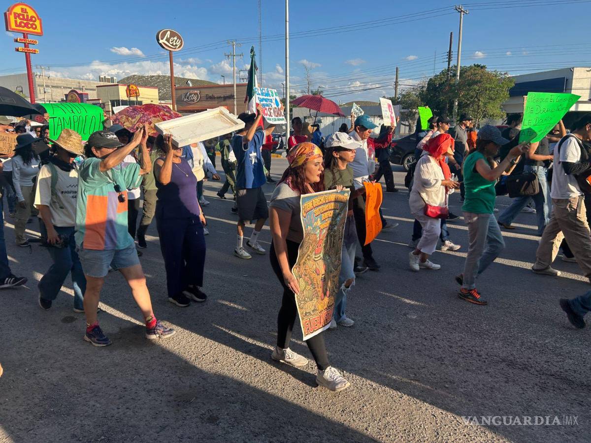 $!Con consignas como “Agua sí, amoniaco no”, los manifestantes marcharon del Puente Plateado hasta la Plaza de Armas de Lerdo.