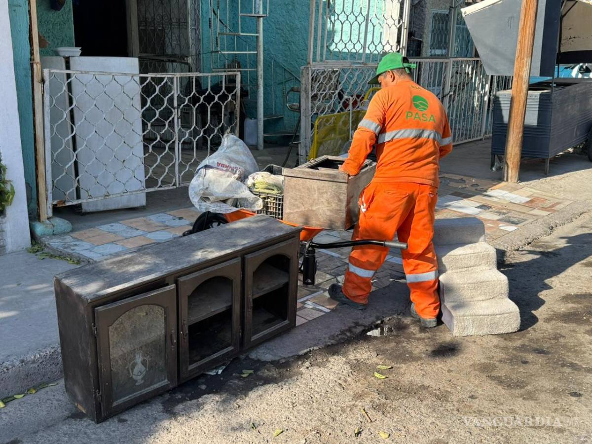 $!El personal municipal retira plásticos, fierro viejo y otros residuos voluminosos.