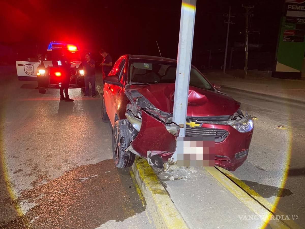 $!Elementos de la Policía Estatal tomaron conocimiento del accidente y abanderaron la circulación para prevenir otro percance.