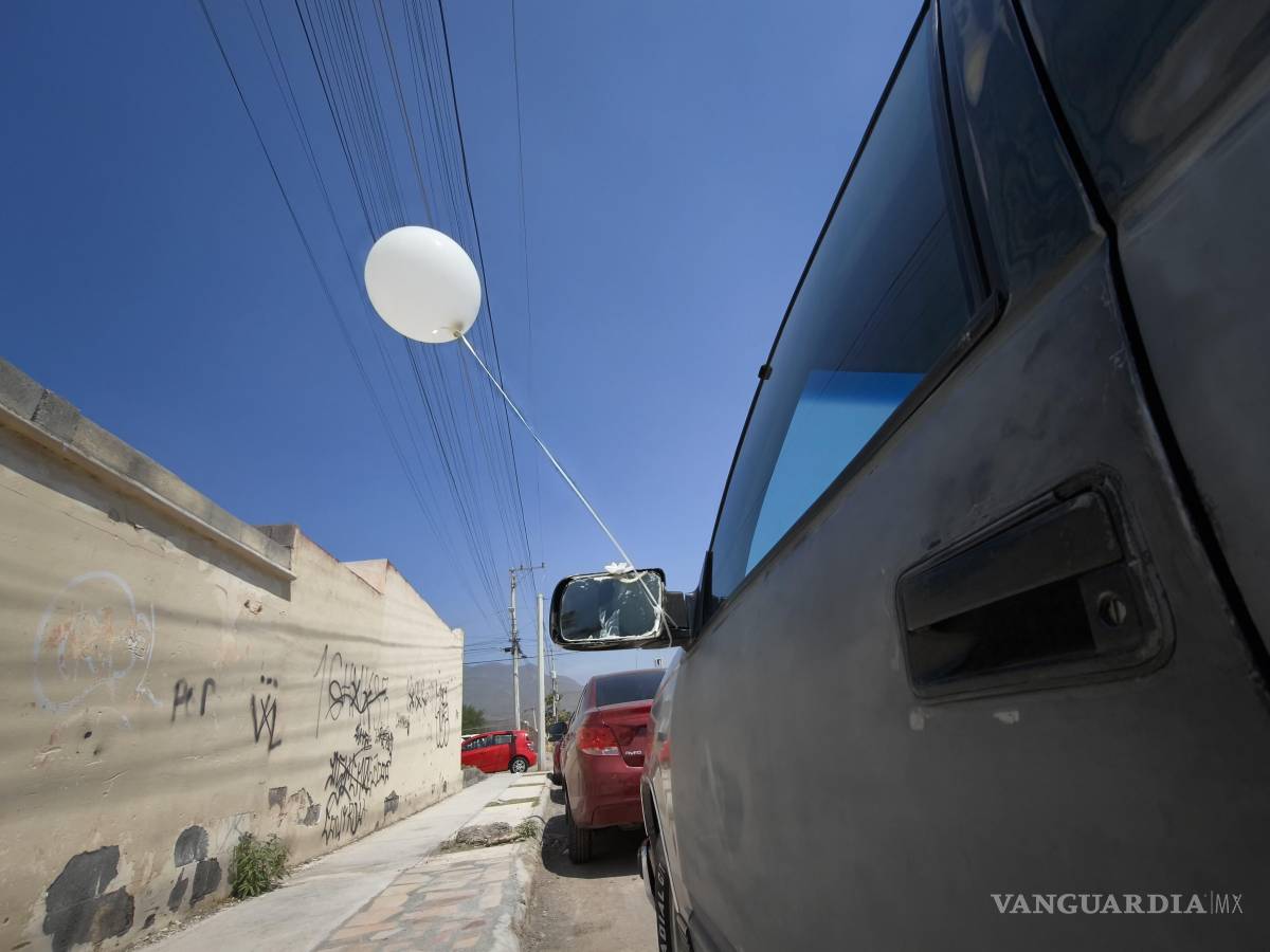 $!Vehículos adornados con globos despidieron a los pequeños en su último viaje.