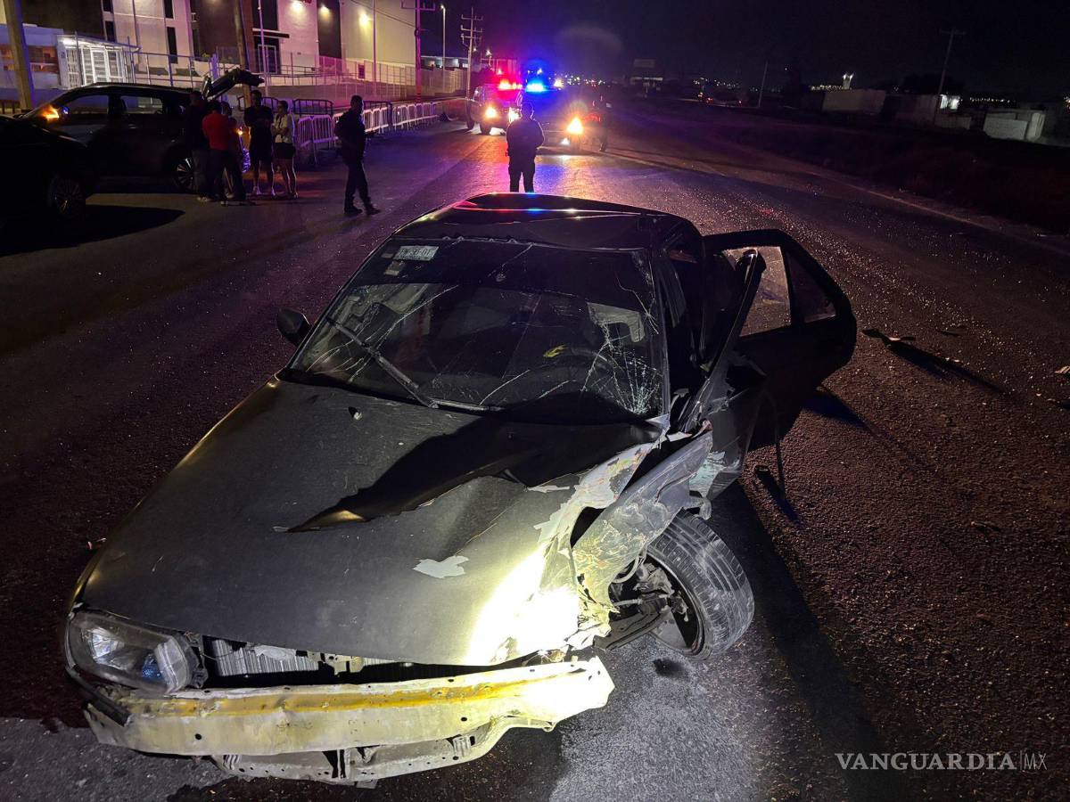 $!El vehículo responsable, un Nissan Tsuru, quedó severamente dañado en el carril central.