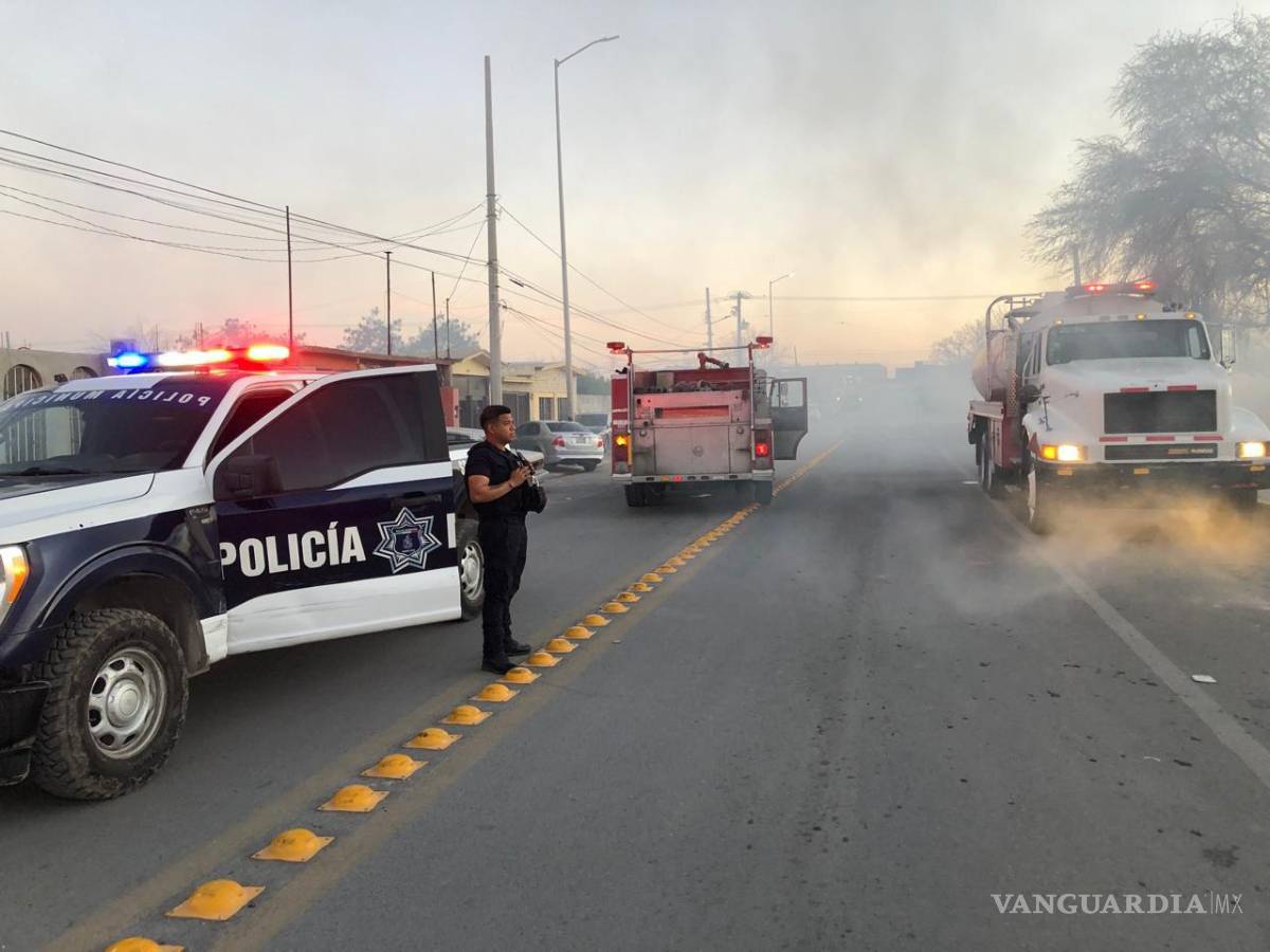 $!Bomberos de Monclova controlaron un incendio en el Panteón Guadalupe durante la madrugada de este viernes.