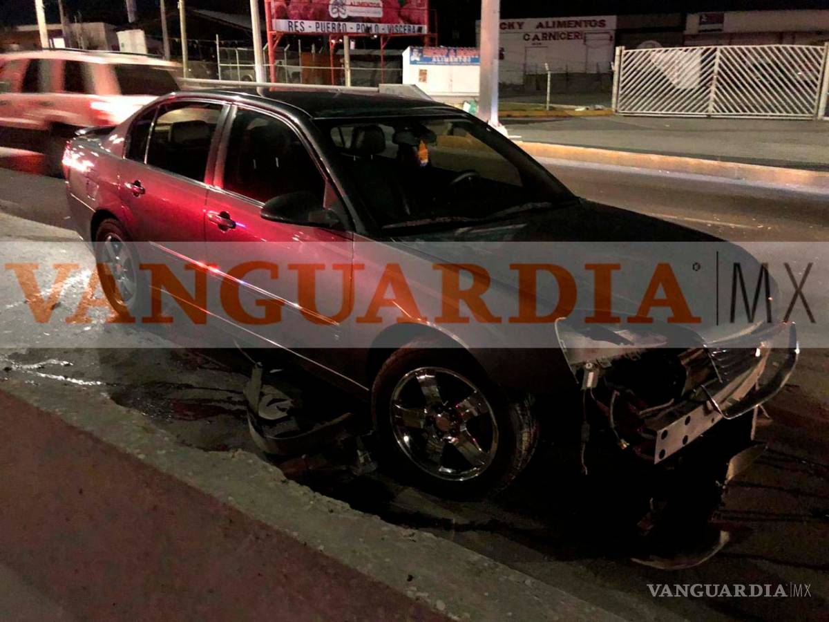 $!Conductor choca contra vehículo en periférico LEA; se esconde en colonia de Saltillo
