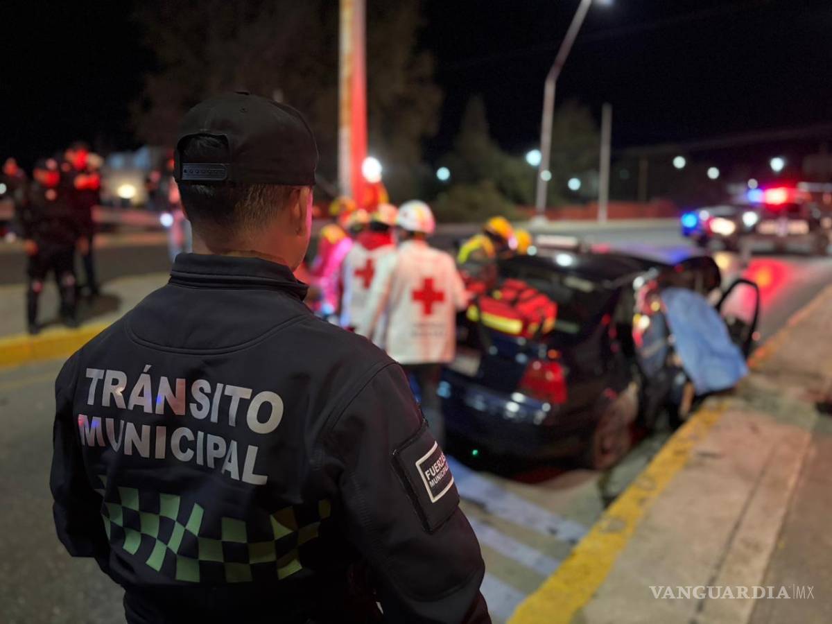 $!Policías municipales abanderan la zona del percance mientras cuerpos de emergencia atienden a los lesionados en el acceso al deprimido.