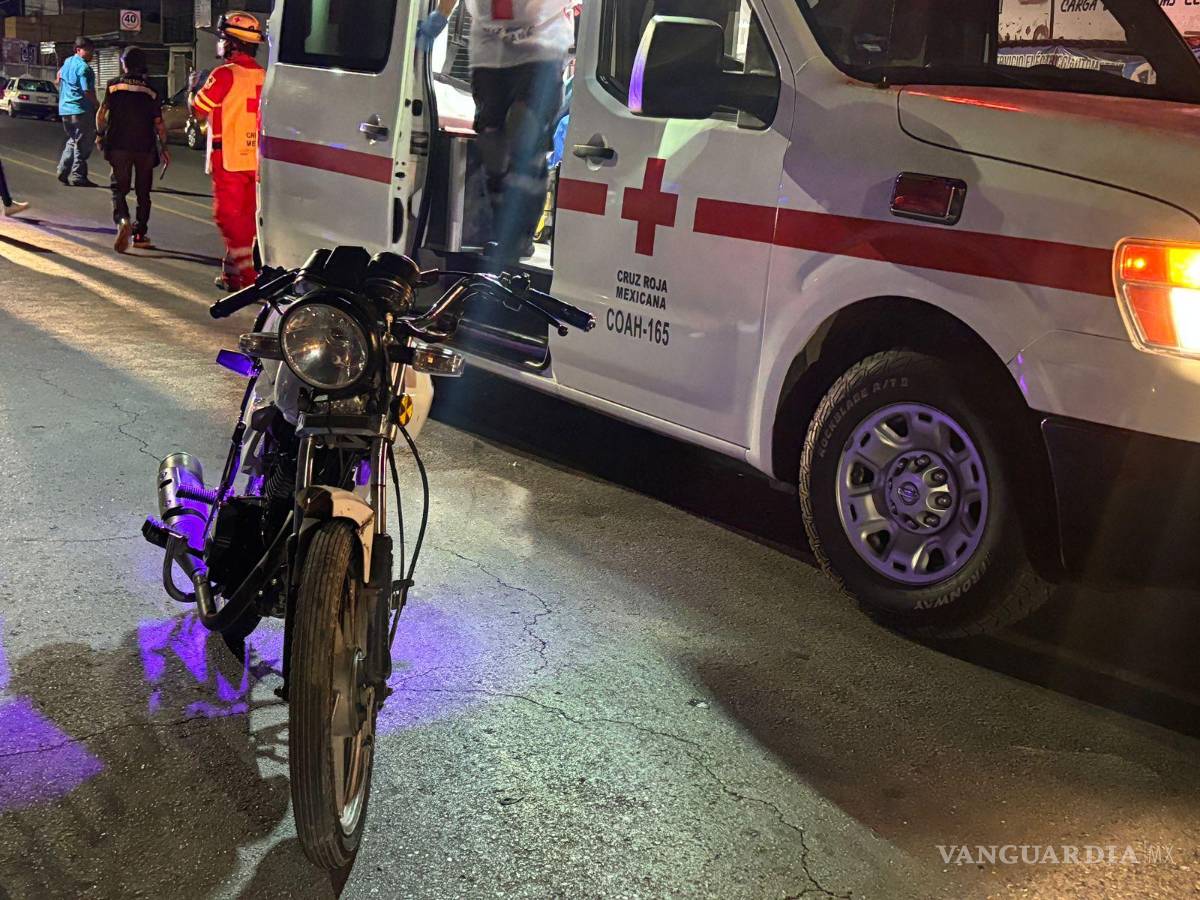 $!La motocicleta quedó tendida sobre la calle Francisco de Urdiñola tras el impacto con el vehículo.