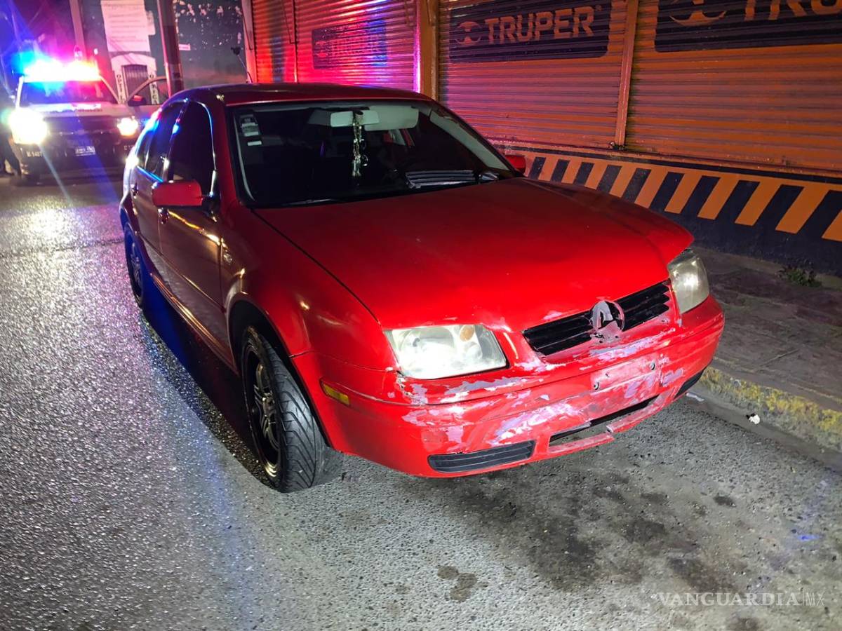 Taxista en Saltillo se pasa alto y deja lesionadas a sus dos pasajeras