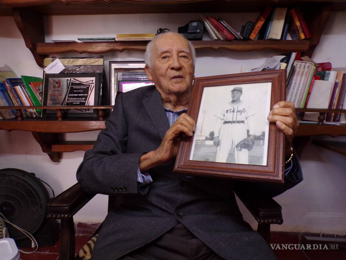 $!﻿El profesor Berrueto muestra un retrato de sus tiempos como beisbolista, donde inclusive jugó en Estados Unidos.
