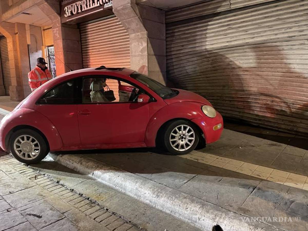$!La conductora de un Volkswagen Beetle circulaba de norte a sur cuando perdió el control del vehículo debido al exceso de velocidad