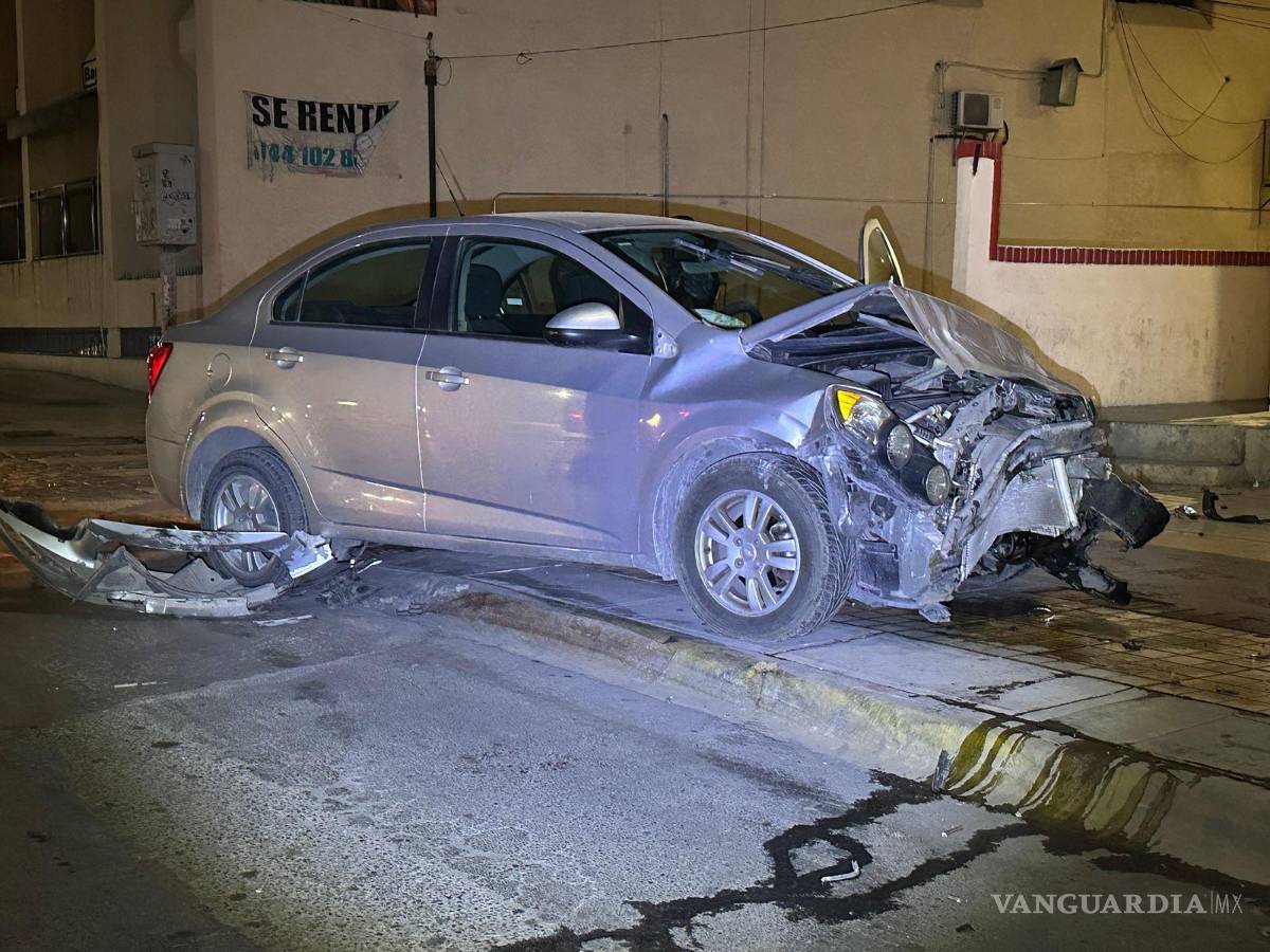 $!A pesar del fuerte impacto, no se reportaron personas lesionadas en el accidente ocurrido en la medianoche.