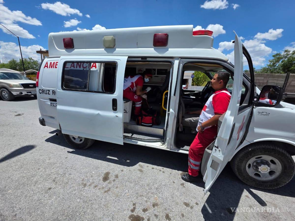 $!Paramédicos de la Cruz Roja valoraron al motociclista en el lugar del percance.