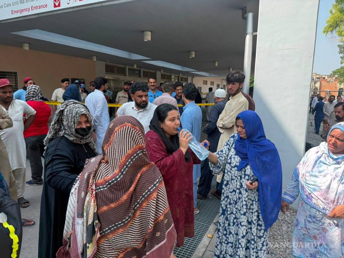 $!Familiares de los bebés fallecidos en un incendio en un hospital, se congregan en el centro, en Islamabad, Pakistán, el 26 de agosto de 2026.
