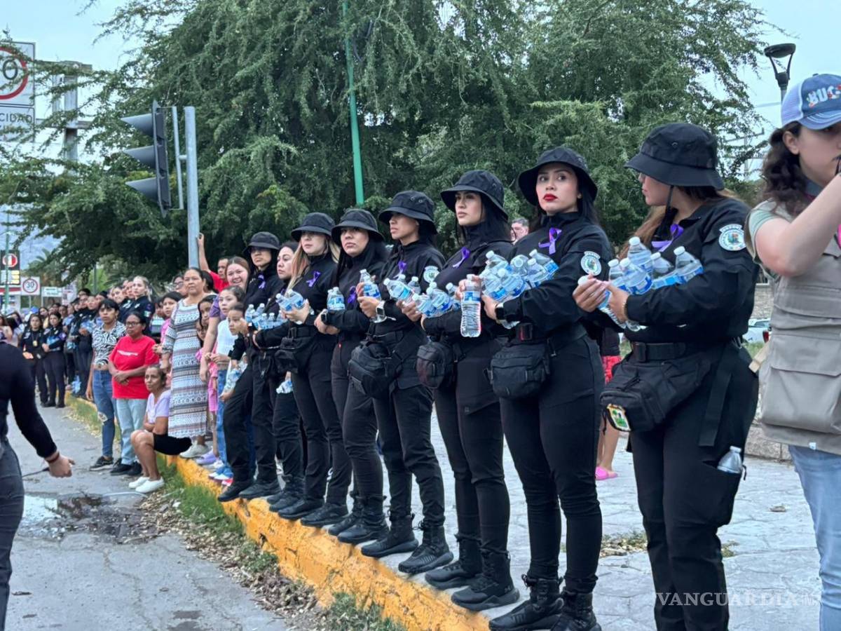 $!Autoridades desplegaron un operativo de seguridad y colocaron vallas metálicas en la Presidencia Municipal de Torreón ante la llegada del contingente.