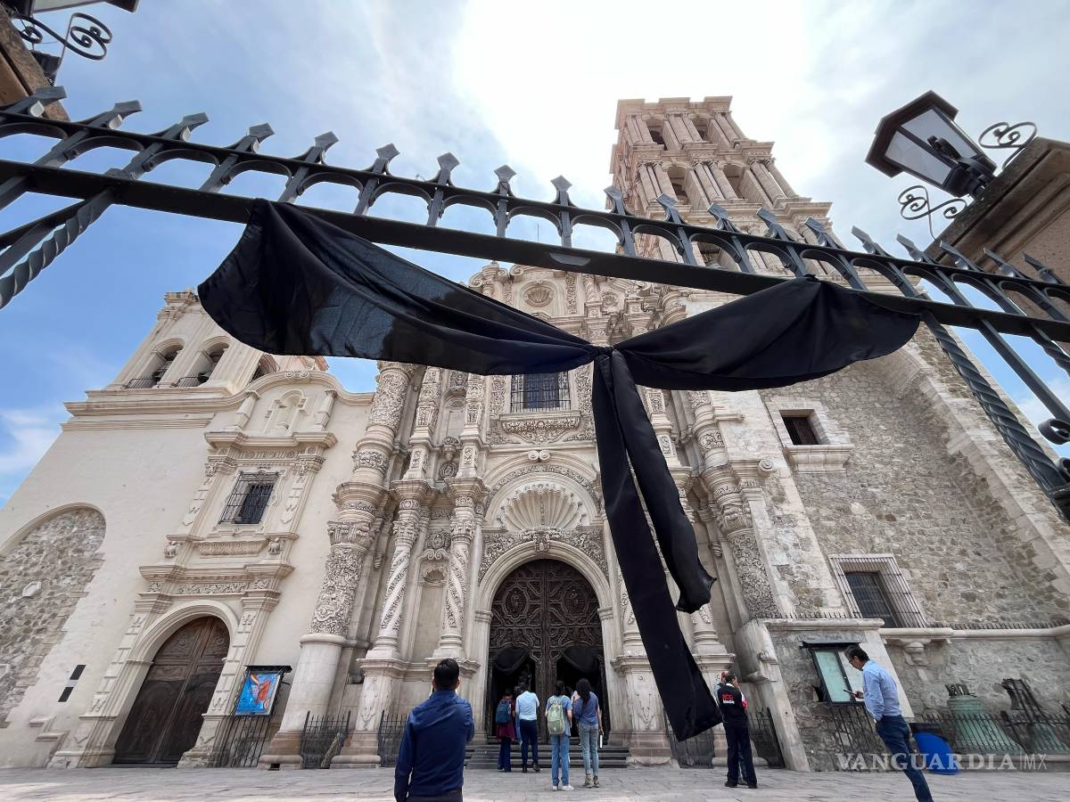 $!La Catedral de Saltillo se viste de luto con un moño negro en su entrada principal en honor al Papa Francisco.