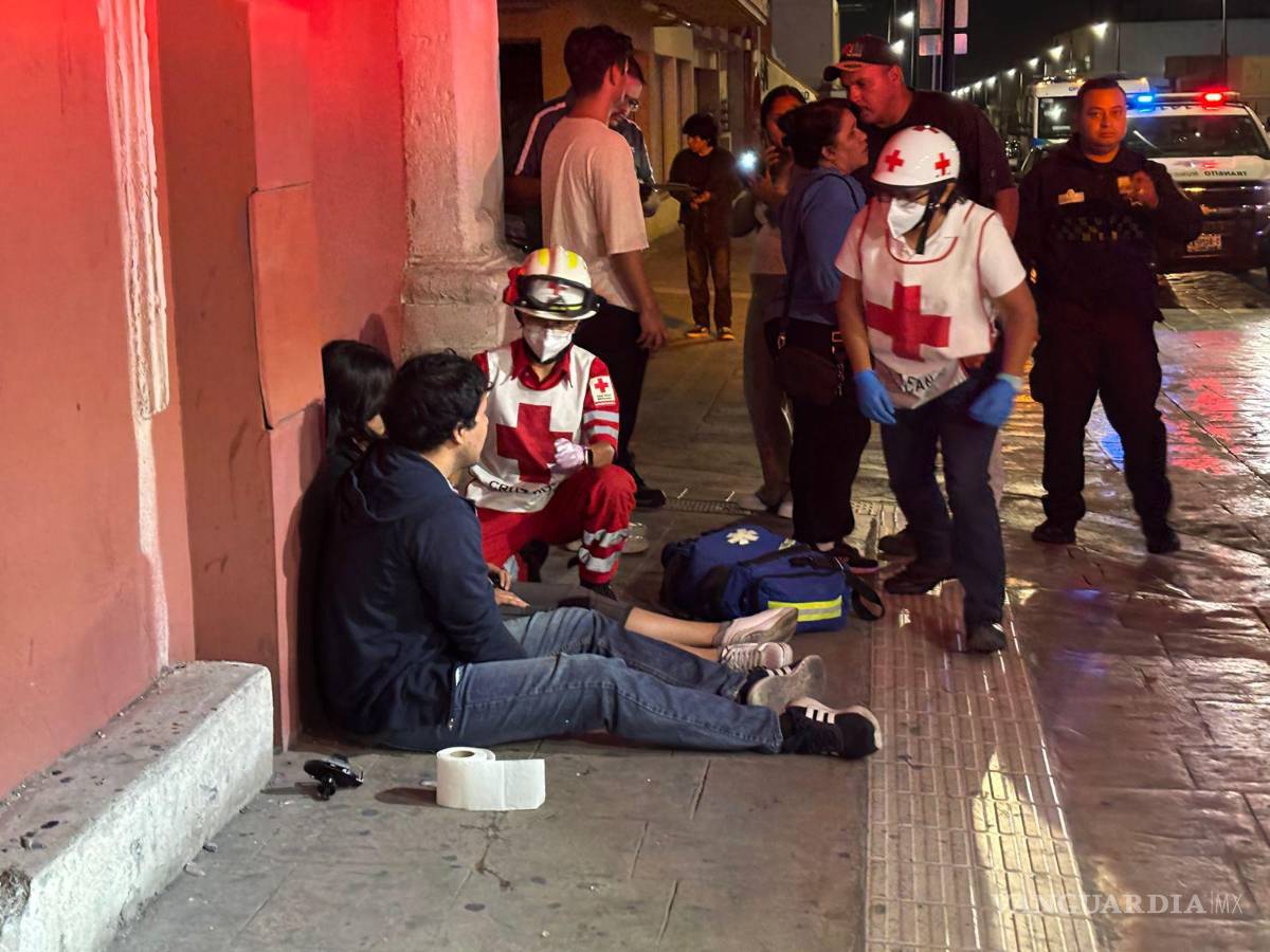 $!Paramédicos de la Cruz Roja valoraron al conductor y su acompañante, quienes no presentaron lesiones de consideración.