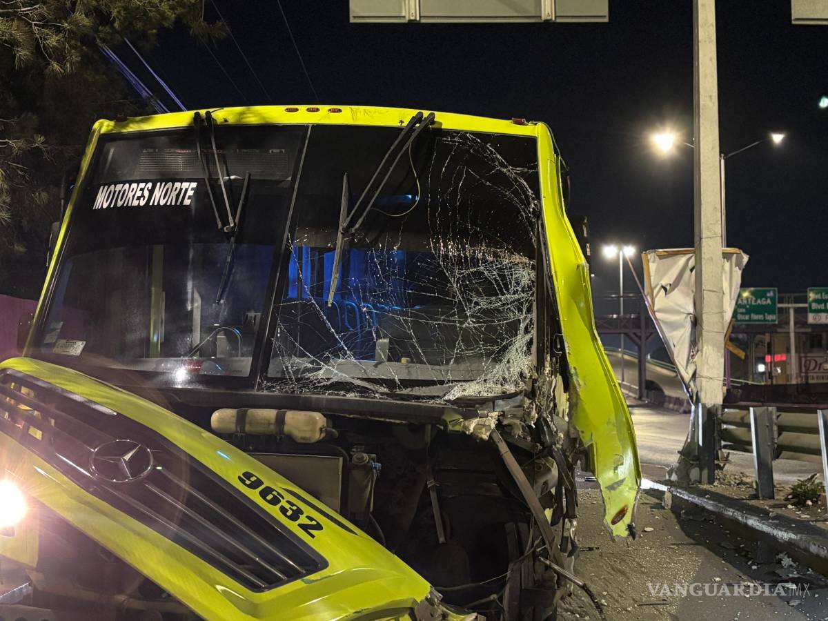 $!La unidad involucrada fue retirada del sitio por una grúa y trasladada a un corralón, donde permanecerá hasta que se cubran los daños ocasionados al mobiliario urbano.