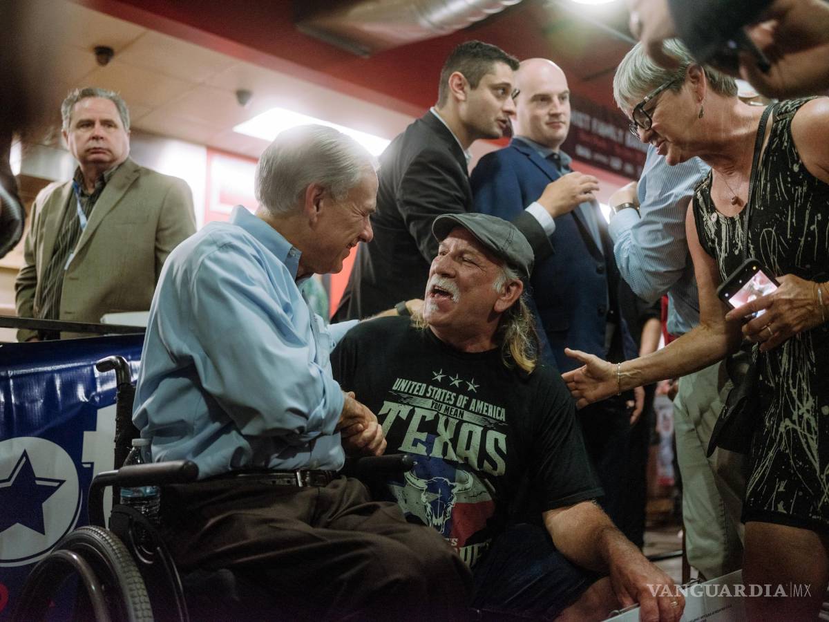 $!El gobernador Greg Abbott, titular republicano, con simpatizantes en un evento de campaña de reelección en Bee Cave, Texas, el 24 de octubre de 2022.