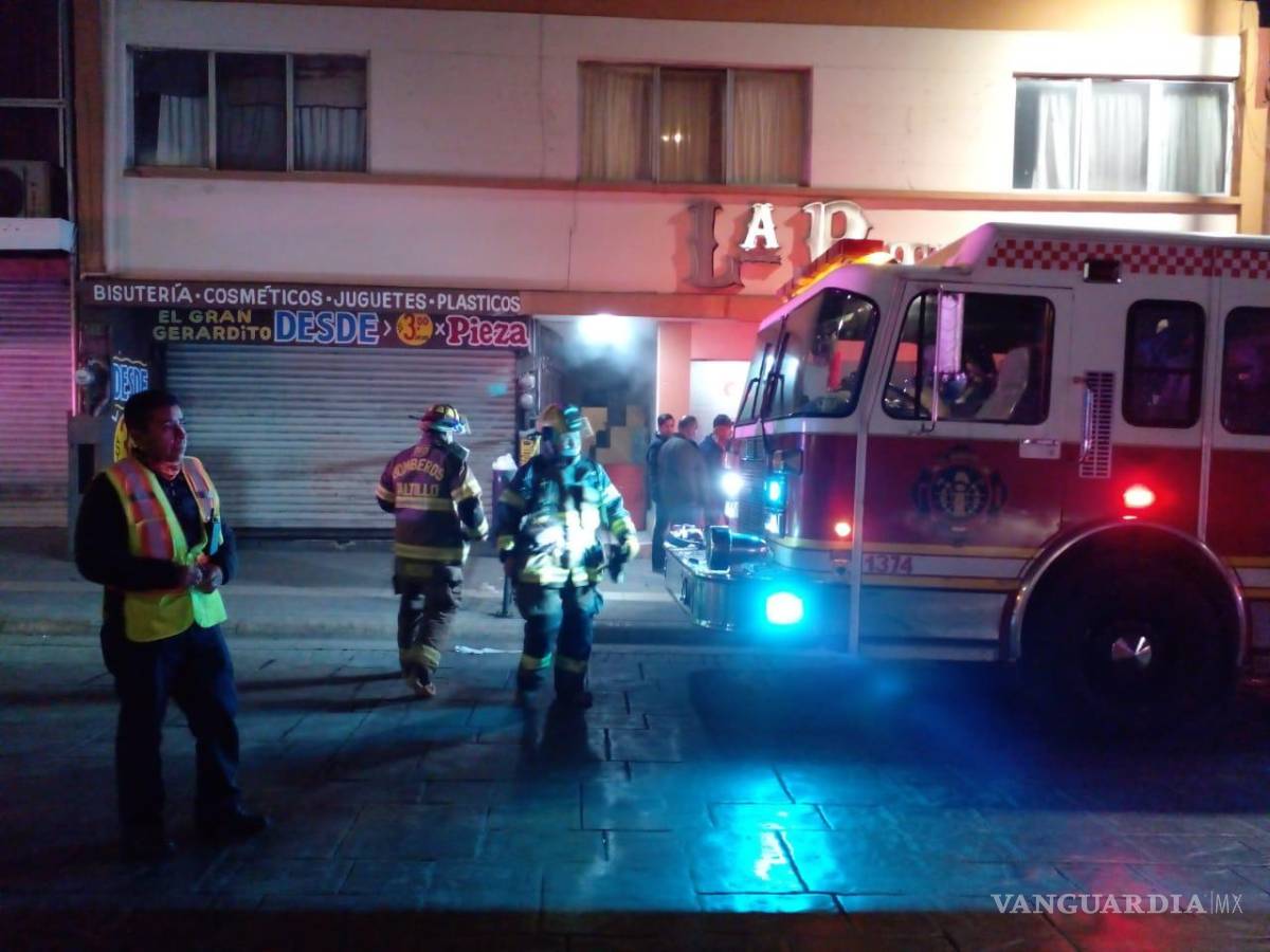 $!Un desfile de luces de los vehículos de Protección Civil, Bomberos y Policía Operativa de Saltillo se dejó ver en las cercanías del lugar.