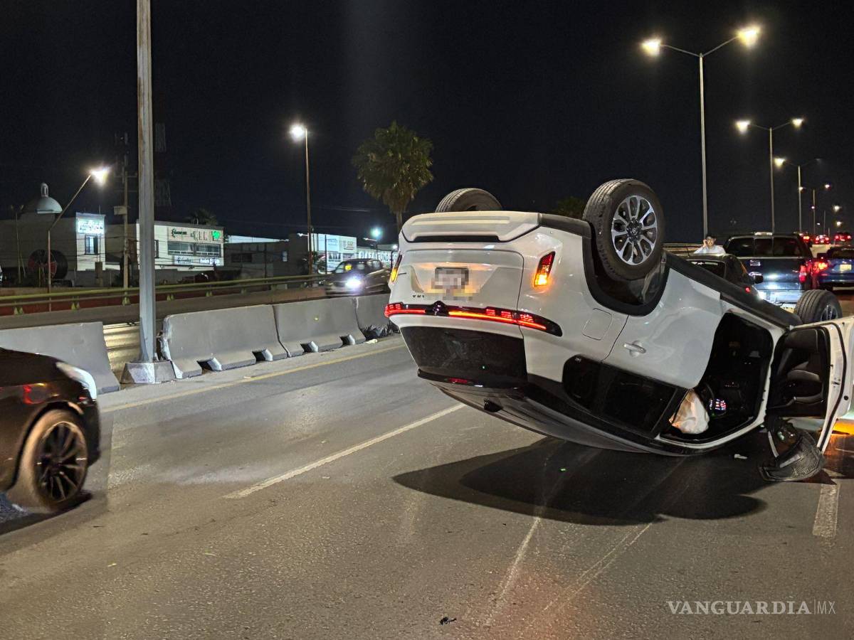 $!La camioneta, una Suzuki, fue trasladada a un corralón mientras se espera que el propietario cubra los daños y multas.