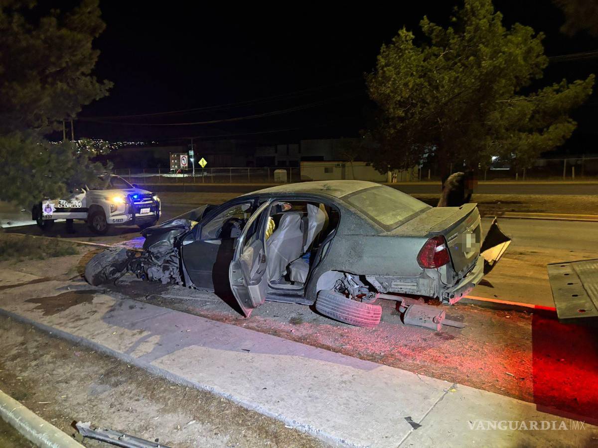 $!Elementos de Tránsito Municipal aseguraron la zona mientras realizaban el peritaje del accidente.