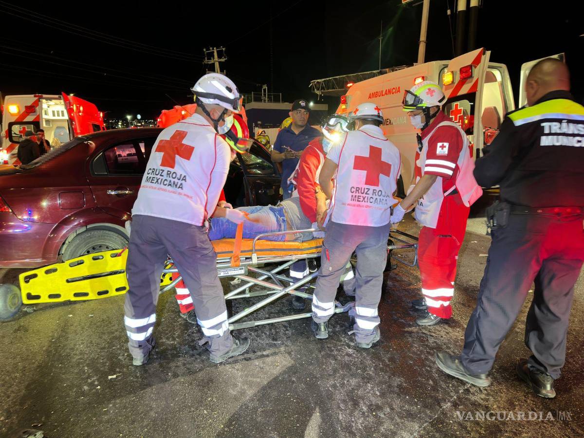$!Paramédicos de la Cruz Roja trasladaron al responsable del accidente a un hospital para su atención médica.