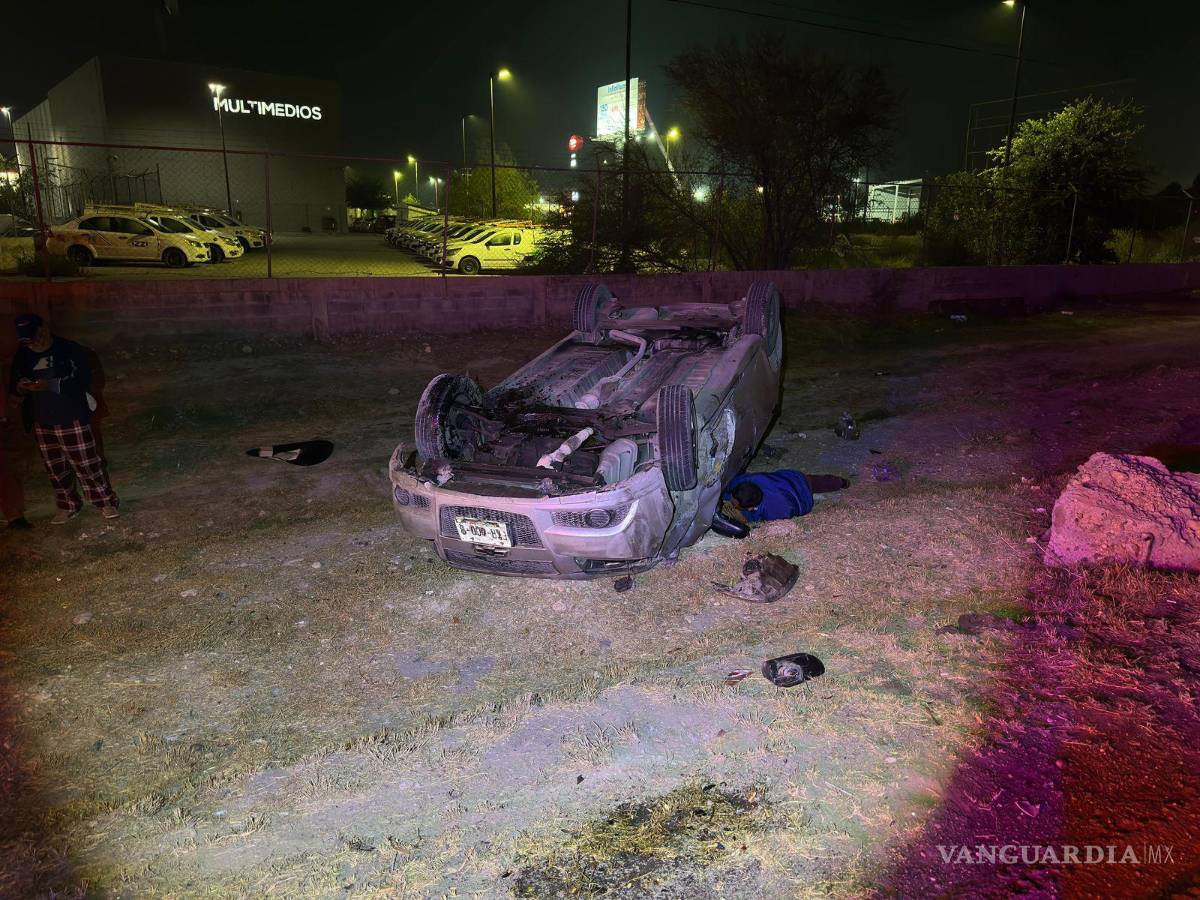 $!El Chevrolet Aveo terminó con las llantas hacia arriba luego de que su conductor intentara evitar el choque con un tráiler.