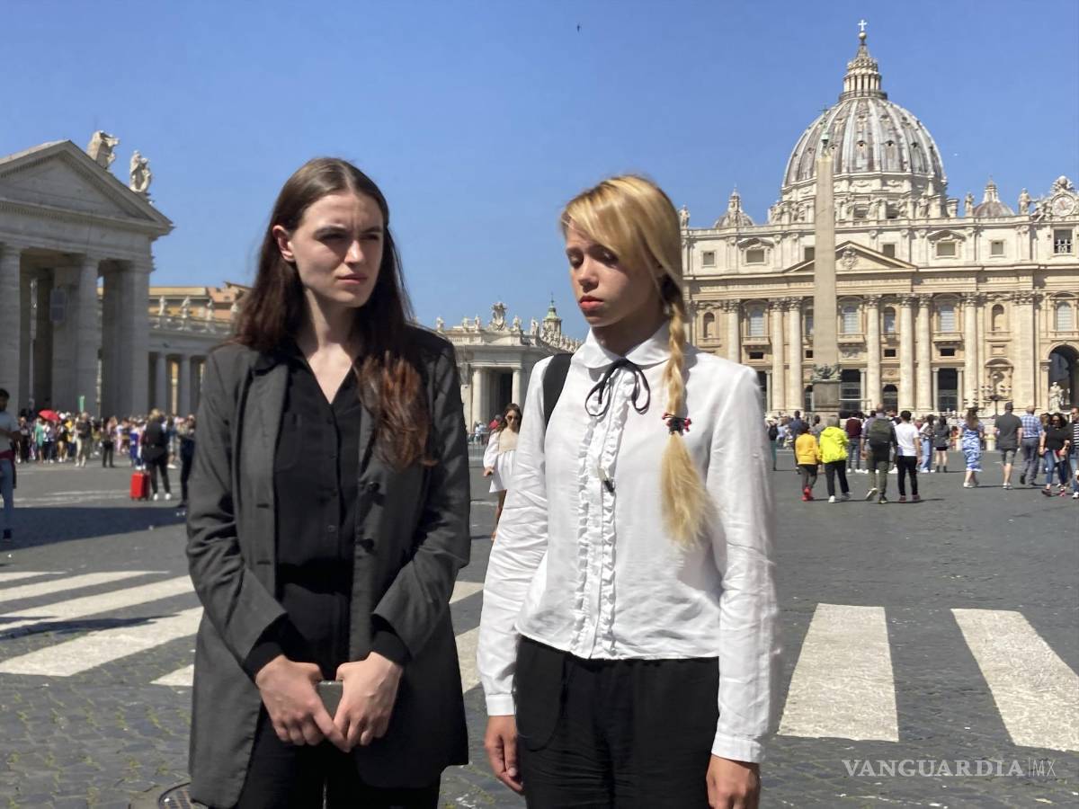 $!Kateryna Prokopenko (d) esposa del comandante del regimiento Azov, Denys Prokopenko, y Yuliia Fedosiuk esposa de Arseniy Fedosiuk en el Vaticano.