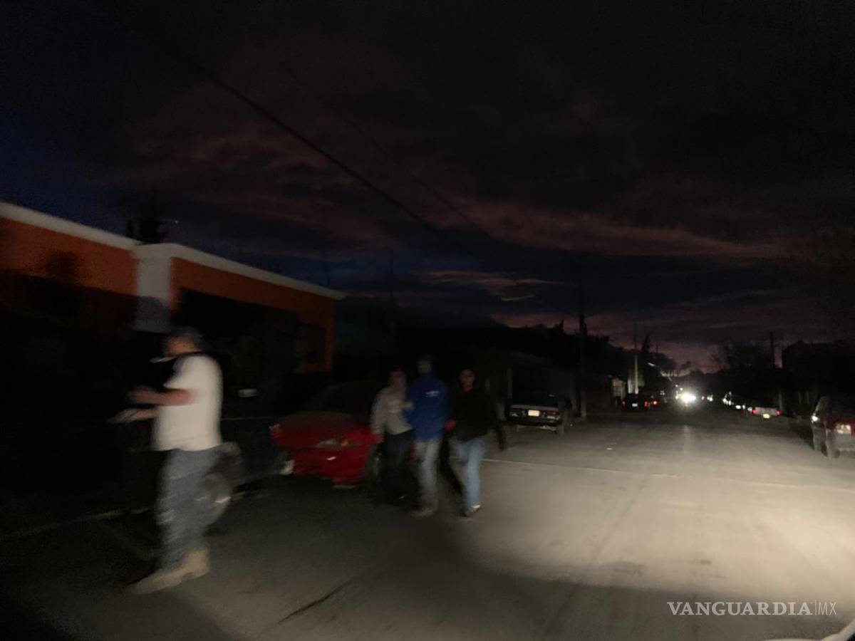 $!Fuertes vientos tumban parte de la fachada de un edificio en la zona Centro de Saltillo