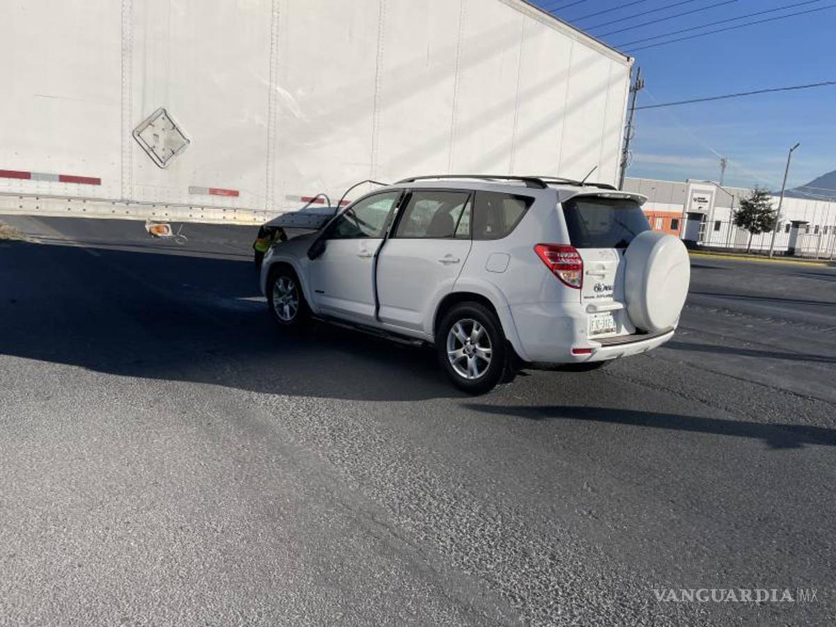 $!Sobrevive de milagro; se mete abajo de tráiler en el Libramiento OFT