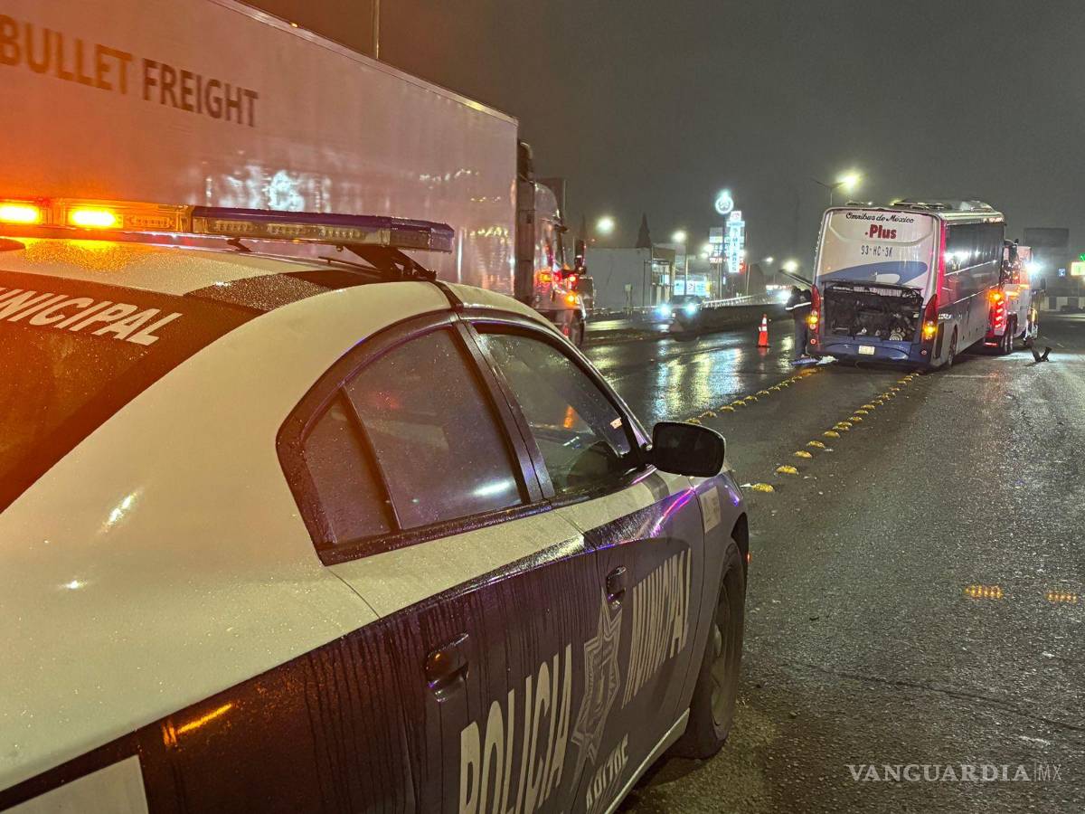 $!Pese a la magnitud del impacto frontal, los nueve pasajeros que viajaban con destino a Monterrey resultaron ilesos, permaneciendo en el lugar hasta que fueron transferidos a otra unidad de la misma empresa para concluir su viaje.