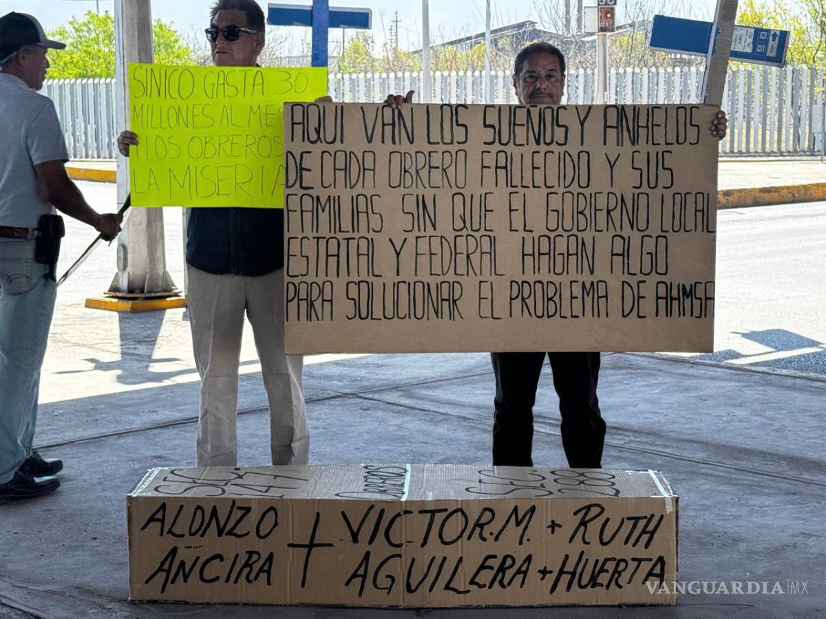 $!Los obreros recuerdan a compañeros fallecidos durante la lucha laboral, destacando que la protesta busca dignidad además de salarios.