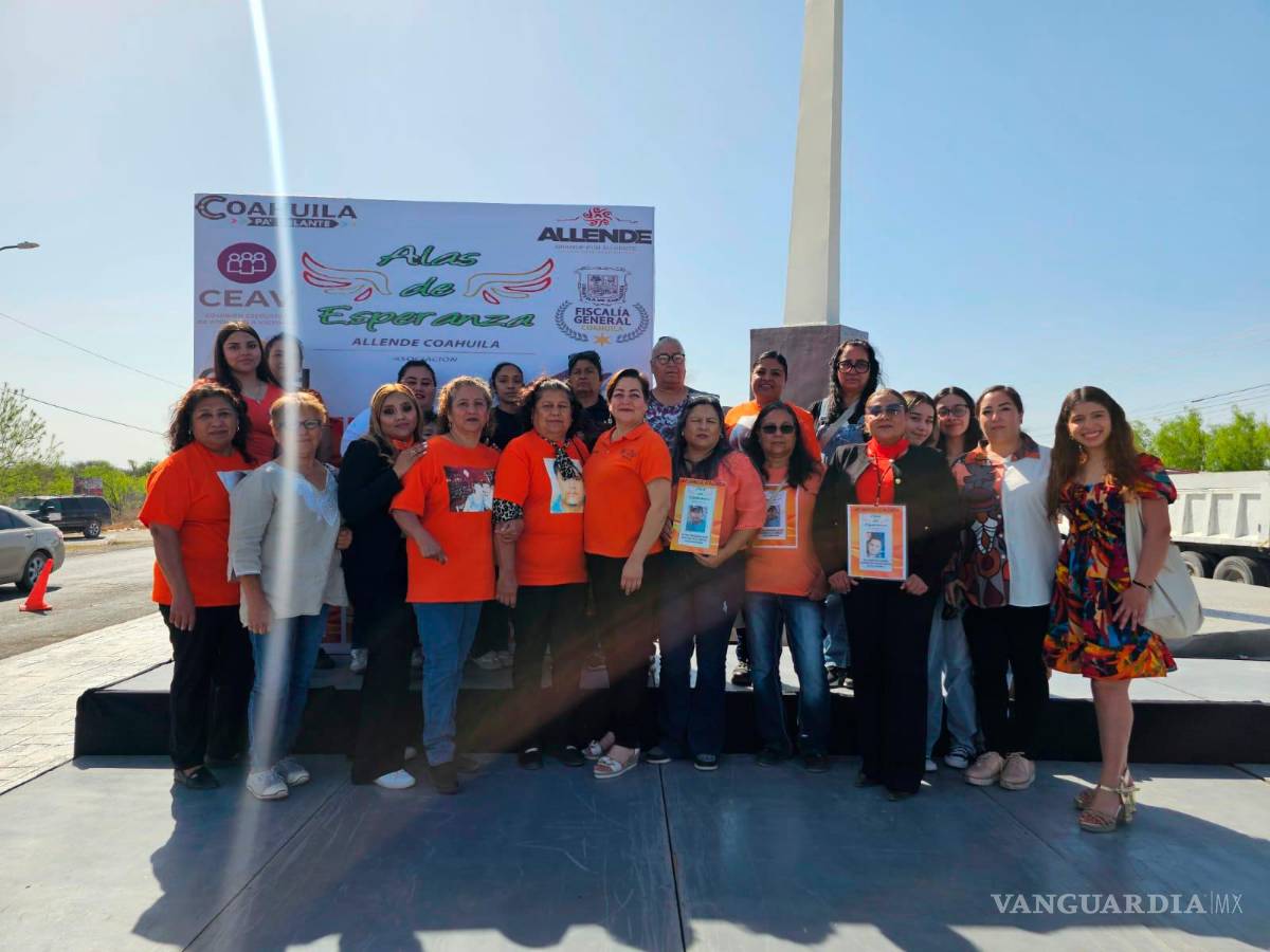 $!Familias de la región de los Cinco Manantiales y el colectivo Alas de Esperanza, durante la conmemoración número 14 de la masacre de Allende.