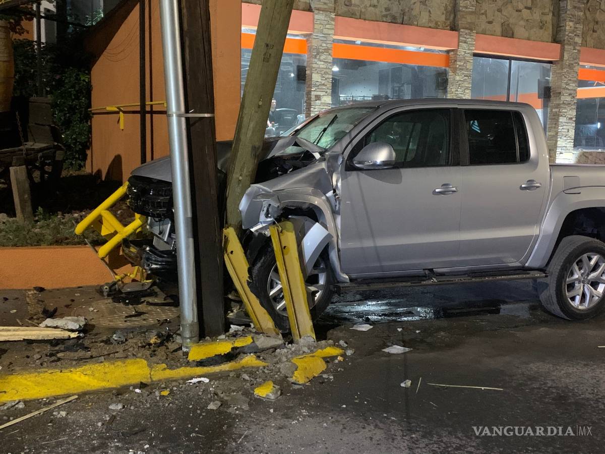 $!Supuesto funcionario choca y ocasiona fuga de gas, al norte de Saltillo