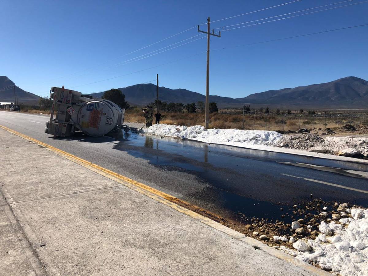 $!Sobre carretera a Zacatecas, pipa derrama 30 mil litros de combustible