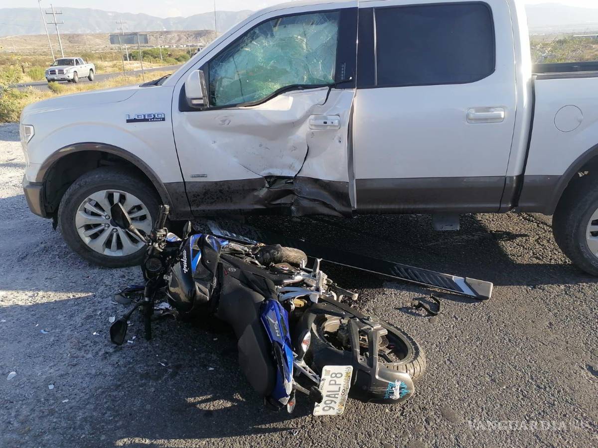 Quita derecho de paso a motociclista y provoca choque en Ramos Arizpe
