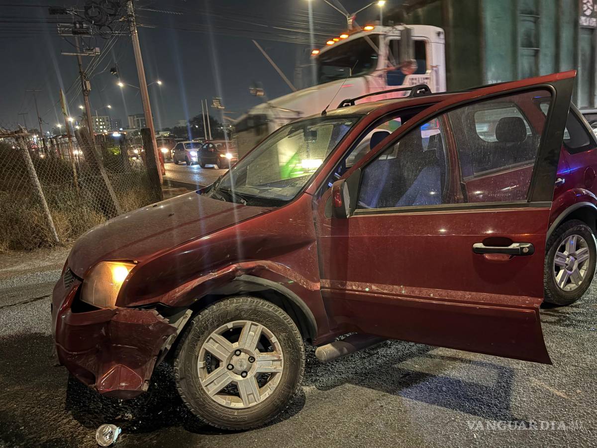 $!La camioneta Ford EcoSport quedó en medio del cruce tras el impacto del Toyota.