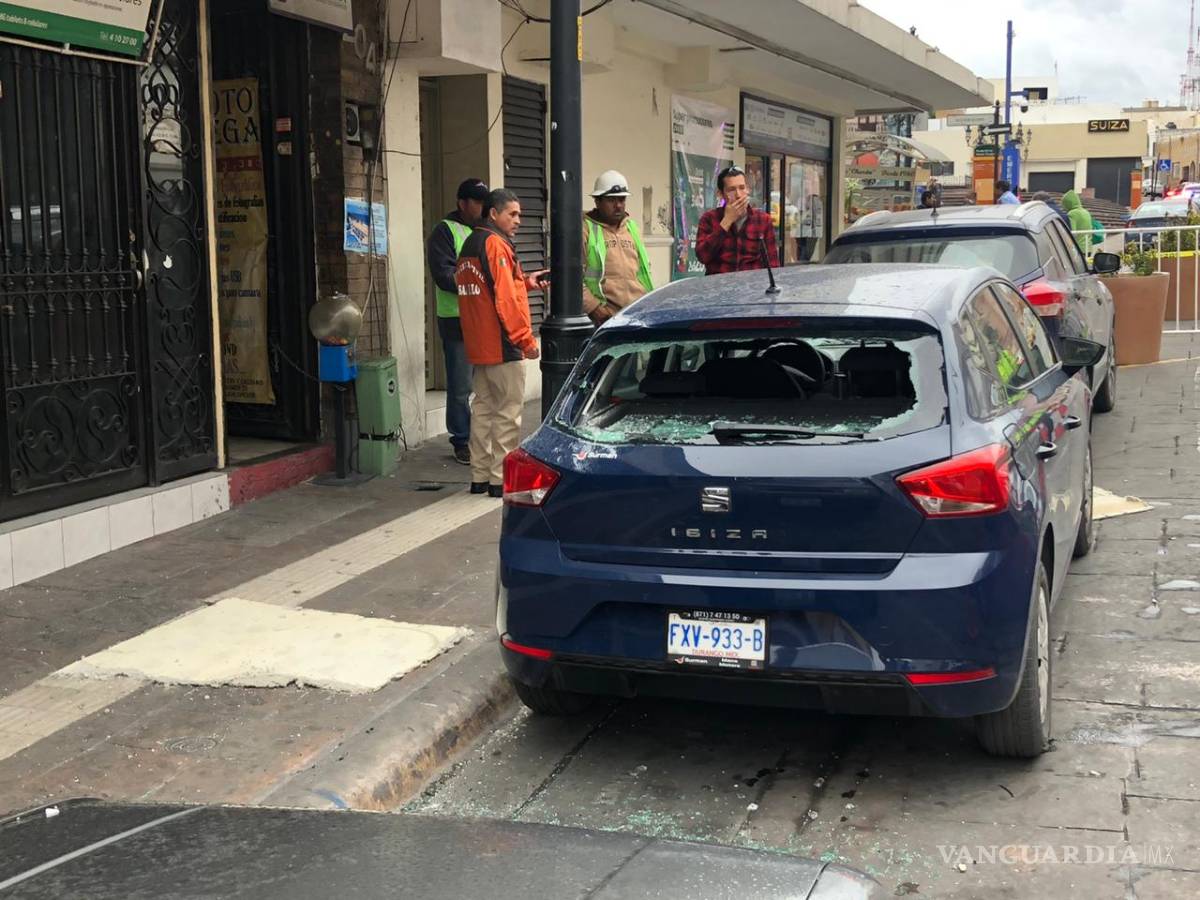 $!En Saltillo cae estructura de un edificio sobre un carro, ante fuertes vientos en la ciudad